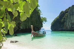 bella vista del paesaggio della spiaggia tropicale, del mare color smeraldo e della sabbia bianca contro il cielo blu, baia di maya nell'isola di phi phi, tailandia foto