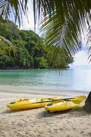 bella vista del paesaggio del kayak sulla spiaggia tropicale, il mare color smeraldo e la sabbia bianca contro il cielo blu, maya bay nell'isola di phi phi, thailandia foto