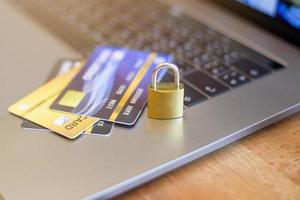 concetto di sicurezza della carta di credito, carta di credito con lucchetto foto