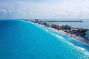 foto aeree di hotel e resort di lusso che circondano le spiagge