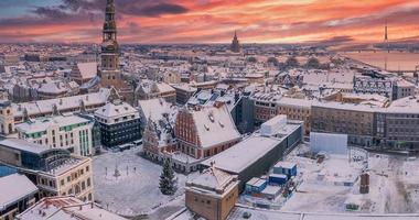 vista panoramica di s. la chiesa di san pietro e gli edifici storici circondati in inverno nella città vecchia di riga, lettonia foto