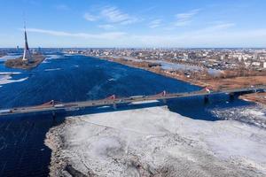 veduta aerea del ponte sud sul fiume daugava in lettonia con motivi a forma di ghiaccio che galleggiano nel fiume. foto