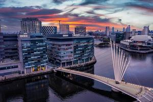 veduta aerea della città dei media uk è sulle rive del manchester al tramonto foto