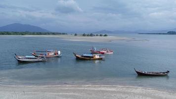 parco nazionale di laem son, ranong, tailandia, nel novembre 2021, molo nel parco nazionale con barche da pesca locali nel distretto di kapur dalla vista aerea con drone. foto