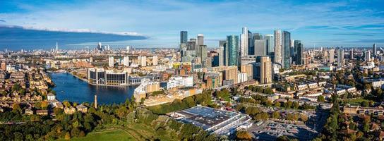 Vista panoramica aerea del quartiere degli affari di Canary Wharf a Londra, Regno Unito.