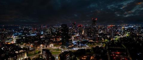 ripresa aerea di manchester, regno unito di notte. foto