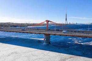 veduta aerea del ponte sud sul fiume daugava in lettonia con motivi a forma di ghiaccio che galleggiano nel fiume. foto