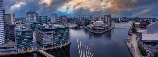 veduta aerea della città dei media uk è sulle rive del manchester al tramonto foto