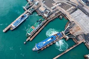 veduta aerea del porto di dover con molti traghetti foto