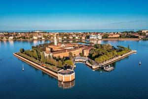 sorvolando le piccole isole di Venezia nella laguna veneta. foto