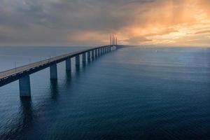 veduta aerea panoramica del ponte oresundsbron tra danimarca e svezia. vista del ponte di Oresund al tramonto foto