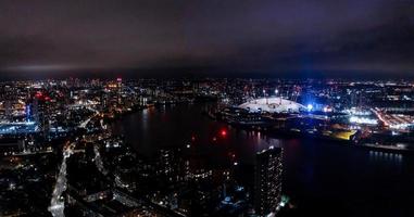 vista aerea a volo d'uccello del famoso complesso del grattacielo di canary wharf, isola dei cani a londra foto