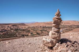 pila di pietre o rocce sul paesaggio di montagna contro il cielo foto