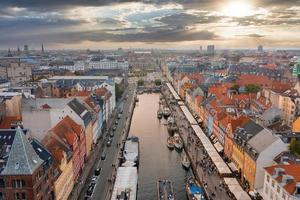 bella vista panoramica aerea di copenhagen, danimarca. canali, centro storico, parco divertimenti giardini tivoli e nyhavn foto