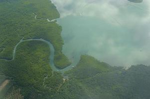 foto di vista aerea dall'aereo dell'isola tropicale e dell'oceano turchese chiaro.