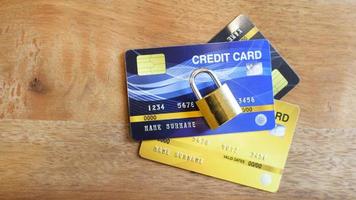 concetto di sicurezza della carta di credito, carta di credito con lucchetto foto