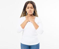 dolore alla gola femminile. primo piano di una bella donna malata con mal di gola che si sente male, soffre di una dolorosa deglutizione. ragazza che tocca il collo con la mano. concetti di malattia, assistenza sanitaria e medicina. foto