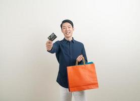 ritratto, giovane, asiatico, presa a terra, carta credito, e, shopping bag