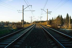 scena serale con una ferrovia. vista ferroviaria. foto