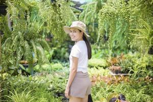 bella donna con pianta da giardinaggio in giardino foto