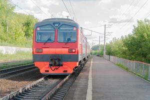 treno passeggeri sulla ferrovia contro il cielo foto