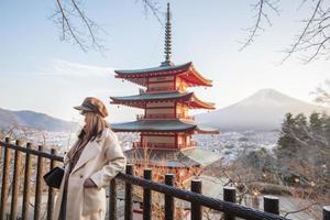 la bella turista indossa una maschera sulla pagoda di chureito e sul monte fuji, in giappone, viaggia sotto il concetto di pandemia covid-19 foto