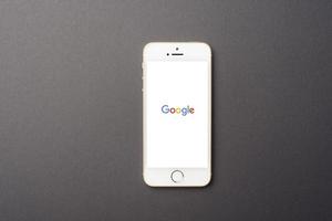 smartphone con logo google su apple iphone se foto