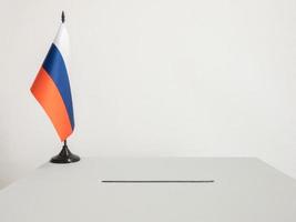 urne con bandiera nazionale della russia. Elezioni presidenziali foto