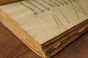 antico libro aperto in arabo. antichi manoscritti e testi arabi foto