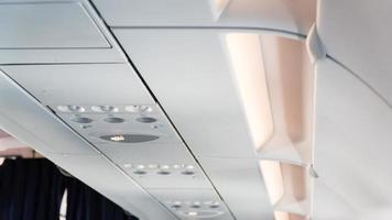 soffitto dell'aereo con bagagliaio. interno dell'aeromobile