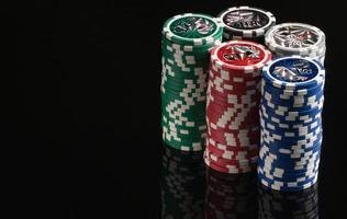 fiches del casinò su uno sfondo nero con la riflessione. il concetto di gioco d'azzardo e intrattenimento. casinò e poker foto