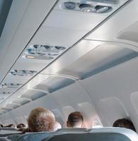 foto sfocata dell'interno dell'aeromobile. passeggeri in cabina dell'aereo