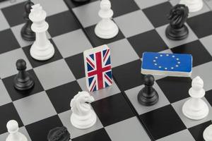 pezzi degli scacchi e bandiere dell'Unione europea e del Regno Unito su una scacchiera. il concetto di gioco politico e strategia scacchistica brexit foto