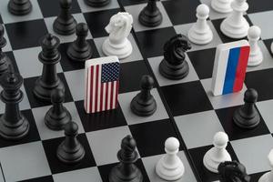 simboli bandiera della russia e degli stati uniti sulla scacchiera. il concetto di gioco politico. foto