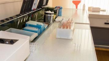 tavolo con strumenti di laboratorio medico per analisi di campioni di sangue foto
