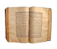 antico libro arabo aperto su sfondo bianco. antichi manoscritti e testi arabi foto