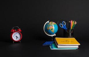 colorata collezione di materiale scolastico impostato su sfondo nero. di nuovo a scuola. grandi idee foto