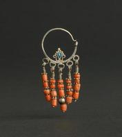 antichi antichi orecchini con pietre su sfondo nero. gioielli vintage dell'Asia centrale foto