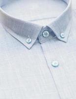 camicia grigia con particolare attenzione al colletto e al bottone, primo piano foto