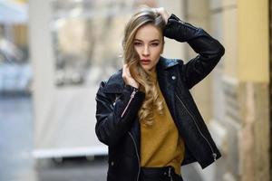 bella bionda donna russa in background urbano foto