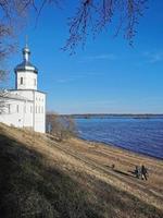 chiesa su una collina sul lago. tempo soleggiato. foto