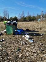 mucchio di plastica nera e sacchetto della spazzatura rifiuti molti sul marciapiede, rifiuti inquinati, rifiuti di plastica e sacchetti vassoio di schiuma rifiuti molti sul pavimento, rifiuti di plastica. foto