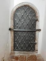 bella vecchia porta di metallo con ornamenti in un castello medievale in austria. foto