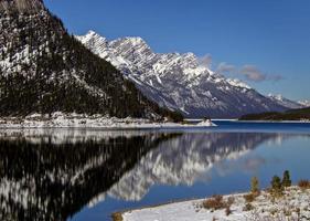 montagne rocciose autunno inverno foto