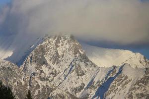 montagne rocciose autunno inverno foto