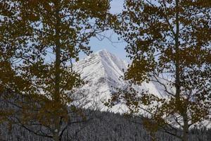 montagne rocciose autunno inverno foto