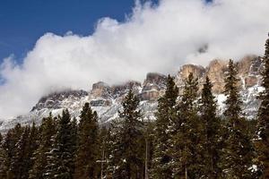 montagne rocciose autunno inverno foto