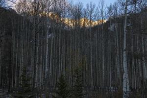 montagne rocciose autunno inverno foto