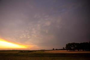 prateria nuvole temporalesche tramonto foto