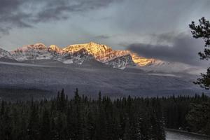 montagne rocciose autunno inverno foto